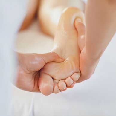 Fußreflexzonentherapie: Massage eines Fußes zur Förderung der Entspannung und Gesundheitsbalance